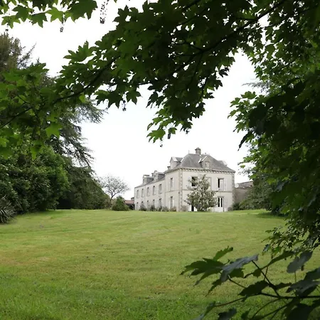 Les Hotes Du Prieure Bed & Breakfast 3*